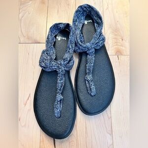 Sanuk Blue and White Sling back Yoga Sandals with Cushioned Sole